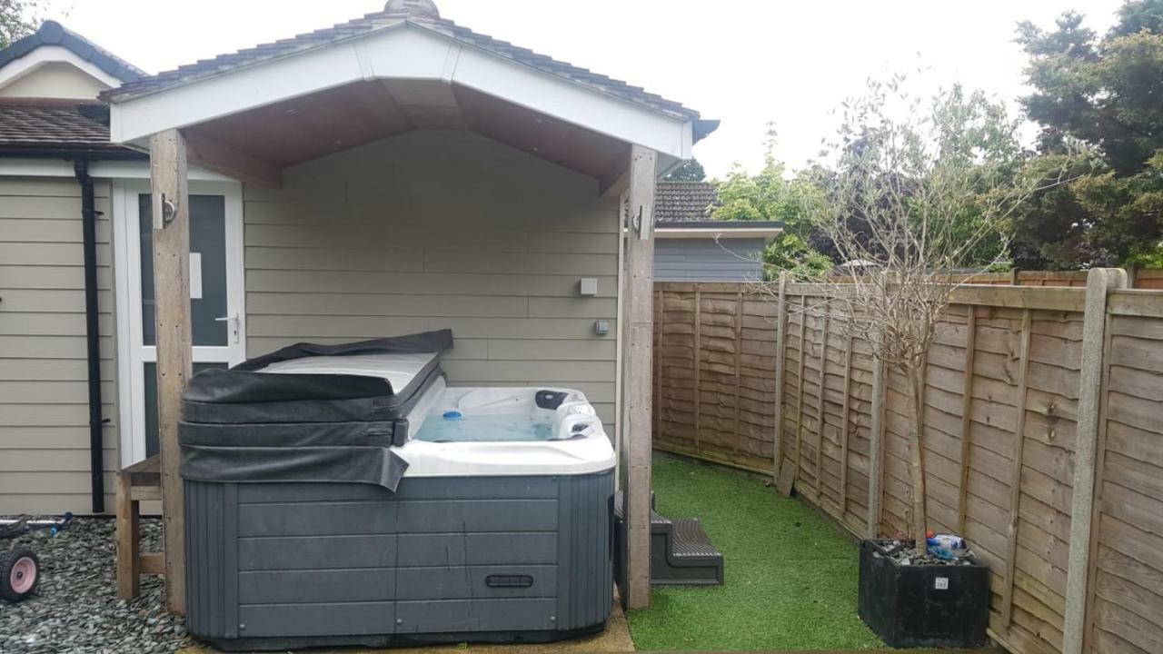 Four Corners Holiday Home Hot Tub & Sauna Ferndown Extérieur photo